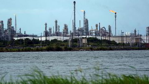 Flere olje- og gassanlegg i Texas og Louisiana stenges ned i påvente av at den orkanen Laura skal treffe kysten. Orkanen er oppgradert til kategori 4. Her fra Port Arthur i Texas.