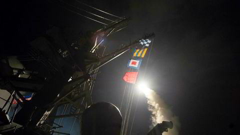 USA har angrepet baser i Syria. På bildet fra den amerikanske marinen avfyrer USS Ross en tomahawk-missil mot Syria natt til fredag.