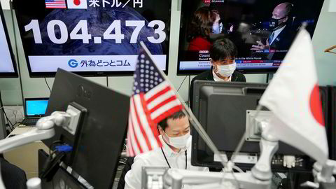 Etter en bred oppgang ved Aaia-børsene onsdag morgen er det ny nervøsitet. Dollaren har svekket seg mot blant annet japanske yen.