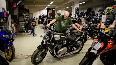 Geir Andreas Arnestad, daglig leder for AMD Motorsykler as, triller frem en av årets nyheter, en Triumph Bonneville Speedmaster.