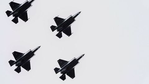 Fire F-35-jagerfly flyr over Akershus festning under 75-årsmarkeringen for frigjøringen 8. mai. Nå kan den svekkede kronen føre til at årets levering av seks nye F-35-fly kan bli langt dyrere enn planlagt.
