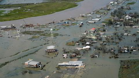 Minst seks personer omkom da orkanen Laura feide inn over Louisiana i USA, og delstatens guvernør venter at redningsmannskaper finner flere ofre. Her ses flomrammede hus i Cameron i Louisiana.