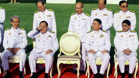 Da den thailandske militærjuntaen tok gruppefoto i desember i fjor, holdt visestatsminister og forsvarsminister Prawit Wongsuwan opp hånden for å skjerme seg mot solen, og dermed fanget fotografene opp en svinedyr klokke av merket Richard Mille.