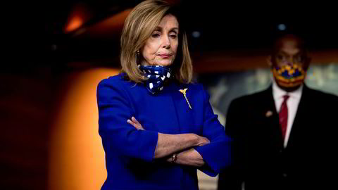 Nancy Pelosi, demokratenes leder i Representantens hus, har startet forhandlinger med Det hvite hus om en ny krisepakke for koronatiltak.