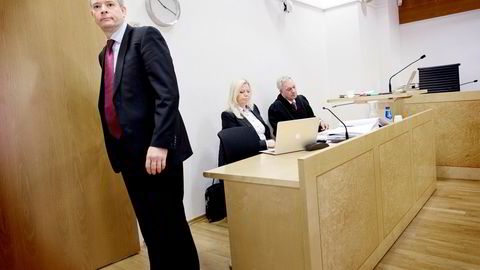 Bjørn Richard Johansen (til venstre) vant rettssaken mot ekskonen Olaug Egeland (sittende bak). Til høyre hennes advokat, Bjørn Kvernberg.