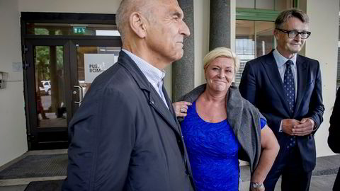 Forretningsmennene Arthur Buchardt (til venstre) og Øyvind Eriksen flankerte finansminister Siv Jensen og lånte henne genser, etter at hun tirsdag annonserte at staten vil bygge ny kreftklinikk til 3,1 milliarder.