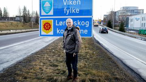 Senterpartiets leder, Trygve Slagsvold Vedum, foran skiltet med Viken Fylke på grensen mellom Oslo og Akershus.