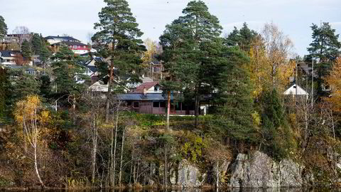 Fotballspiller Joshua King betalte Kreftforeningen 15 millioner kroner for boligen i forgrunnen. Boligen ligger ved Langvannet i Lørenskog.