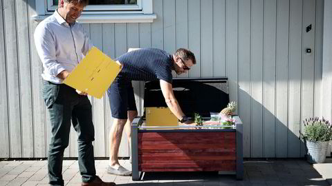 Gründeren Karl-Einar Jensen (til venstre) og designeren Atle Stubberud i Homeboxx er i ferd med å etablere produksjonslinje for låsbare og temperaturkontrollerte netthandelsbokser som de mener vil revolusjonere netthandel med dagligvarer.