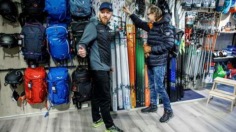 Kjetil Engja er fristet til å handle mer nytt utstyr på nyåpnede Braa Sport, der han får hjelp av butikksjef Andreas Håland. Engja trenger bare gå noen få meter før han har ytterligere tre sportsbutikker å velge fra.