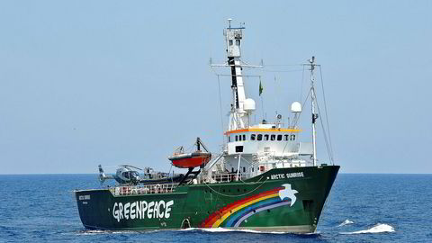 Greenpeace vil vise sin motstand overfor Statoils nordlige oljeplaner og vurderer å sende et av sine internasjonale skip til området Korpfjell der riggen «Songa Enabler» skal bore.