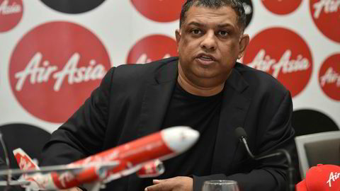 Den farverike grunnleggeren av AirAsia, Tony Fernandes, trakk seg som konsernsjef for flyselskapet tidligere i år i forbindelse med en korrupsjonsetterforskning. Nå kan livsverket kollapse.