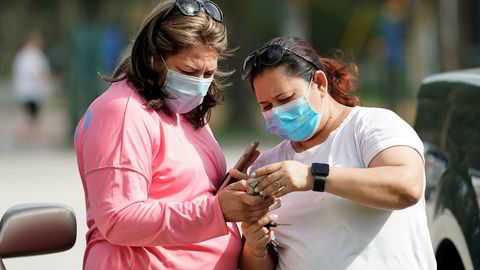 I Harris County i Texas, hvor storbyen Houston ligger, er det innført påbud om å bruke munnbind for de som er i nær kontakt med andre frem til 26. august. Det har vært en kraftig økning i antall smittede fra koronaviruset i USA.