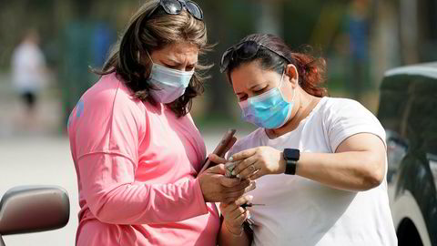 I Harris County i Texas, hvor storbyen Houston ligger, er det innført påbud om å bruke munnbind for de som er i nær kontakt med andre frem til 26. august. Det har vært en kraftig økning i antall smittede fra koronaviruset i USA.
