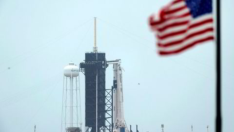 SpaceXs Falcon 9-rakett med Crew Dragon-fartøyet i toppen står klar til onsdagens planlagte oppskyting på rampe 39A ved Kennedy Space Center i Florida.