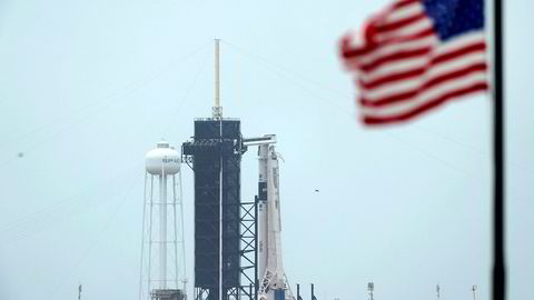 SpaceXs Falcon 9-rakett med Crew Dragon-fartøyet i toppen står klar til onsdagens planlagte oppskyting på rampe 39A ved Kennedy Space Center i Florida.