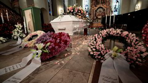 Når jeg ser kisten din der oppe ved alteret i Oslo domkirke, er det nesten umulig å akseptere at du er borte. For overalt ser jeg bare for meg sprell levende bilder av den samme gode luringen, skriver Ulf André Andersen i forbindelse med bisettelsen av Ari Behn i Oslo domkirke.