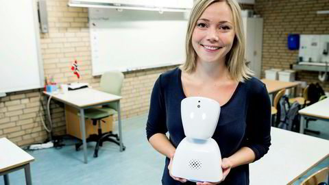 Daglig leder Karen Dolva med roboten AV1 som gjør det mulig for barn å følge undervisningen i klasserommet selv om de er på sykehus eller hjemme. Roboten streamer lyd og bilde til en telefon og gjør det mulig for barnet å stille spørsmål til læreren.