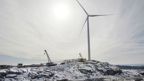En stor del av vindkraftutbyggingene i Norge foregår i urørte fjellområder med grunt jorddekke. Her medfører sprengning og utfylling av svaberg at tilbakeføring til opprinnelig tilstand ikke er mulig, skriver Håvard Halland.