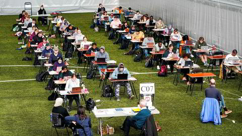 Tirsdag kommer eksamensutvalget med sine forslag til endringer i eksamensordningene. Ett forslag er å droppe den tilfeldige trekkordningen og la eleven bestemme fag. Her fra eksamensgjennomføring i Vallhall Arena i Oslo våren 2020.