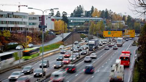 E18 inn mot Oslo skal bygges ut for flere titall milliarder. Sannsynligvis kan vi forbedre trafikkflyten med langt mindre ressurser, skriver Morten Welde. Her E18 sett fra Lysaker-lokket.