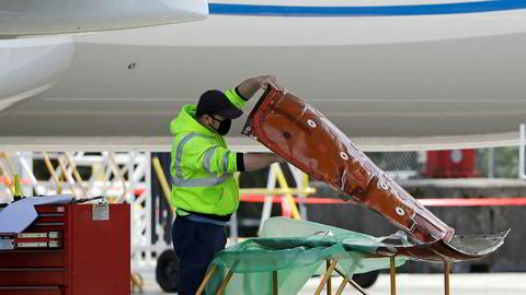 Den amerikanske flyprodusenten Boeing starter opp igjen produksjonen av den ulykkesrammede flytypen 737 Max.