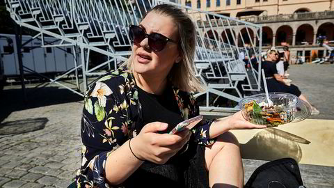 – Det er dyrt å surfe. Litt sure penger, sier Pia Onstad.