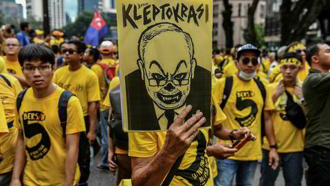 Malaysias tidligere statsminister Najib Razak stanset etterforskningen av det statlige investeringsselskapet 1MDB og ble møtt med store demonstrasjoner i Kuala Lumpur. Finansinstitusjonen Goldman Sachs forsøker å inngå forlik med USA og Malaysia.