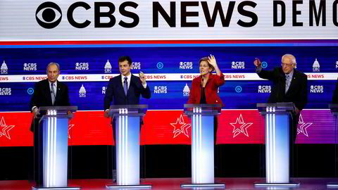 Fra venstre tidligere borgermester i New York City Mayor Mike Bloomberg, tidligere ordfører i South Bend Pete Buttigieg, senator Elizabeth Warren fra Massachusetts og senator Bernie Sanders fra Vermont under Demokratenes debatt i Charleston i Sør-Carolina tirsdag kveld