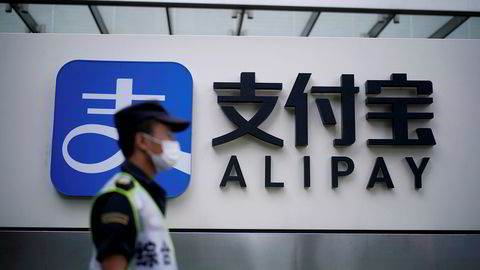 Ant Group, som tilhører sfæren rundt den kinesiske internettgiganten Alibaba, skulle etter planen gjennomføre en av verdens største emisjoner og børsnotering i Shanghai og Hongkong i slutten av oktober. Nå kan den bli forsinket.