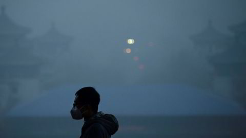 Den kinesiske hovedstaden har kommet med årets første alvorlige luftforurensningsadvarsel. Skoler holder stengt og ansatte jobber hjemmefra. Mange har forlatt Beijing og Nordøst-Kina for å finne frisk luft.