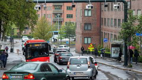 For å utfordre privatbilismen trenger vi kollektivprofitører – selskap som kan og vil tjene penger på å tilby et miljø- og klimavennlig alternativ, skriver transportforsker Lasse Fridstrøm i innlegget.