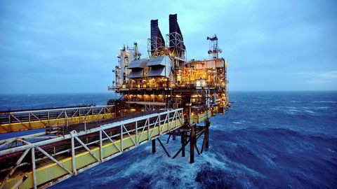 Oljeselskapet BP vil ifølge Wall Street Journal skaffe 5,5 milliarder dollar ved å selge forskjellige olje- og gassandeler i år. Avbildet er en del av BPs oljeplattform Eastern Trough Area Project i Nordsjøen.