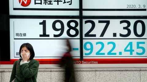 Da handelen startet ved Asia-børsene mandag morgen, pekte pilene ned umiddelbart. Nikkie-indeksen ved Tokyo-børsen har falt med nesten 20 prosent siden januar. Det er en bred nedgang i hele Asia. Dette ventes å fortsette i Europa og resten av verden.
