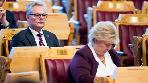 Frps Hans Andreas Limi (t.v.) ga fredag Høyre beskjed om at partiet krevde at statsminister Erna Solberg (H) (t.h.) skulle vurdere fiskeriminister Geir Inge Sivertsens (H) stilling. Arkivfoto fra trontaledebatten.