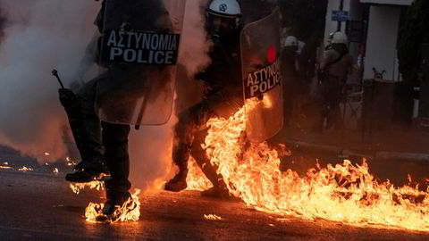 Opprørspoliti måtte prøve å komme seg unna brannbomber i Aten