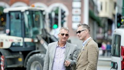 Eiendomsinvestorene Tom Rune Pedersen (til venstre) og Geir Hove er svært mediesky, og har sjelden stilt opp på bilder. Her er de avbildet under en rettsbefaring på Zachariasbryggen i Bergen.