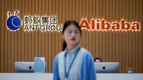 Ant Group gjør seg klar til børsnotering i Hongkong og Shanghai. Det har vært rekordstor interesse fra småinvestorer å delta i emisjonen. Her fra hovedkontoret i den kinesiske storbyen Hangzhou.