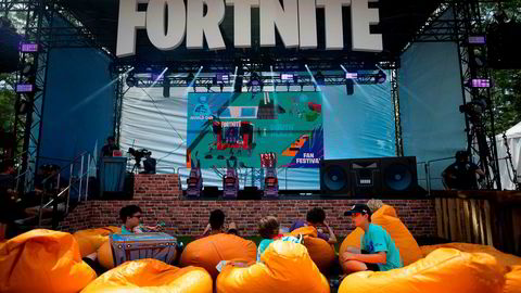 Apple og Google har fjernet et av verdens mest populære dataspill fra app stores. Eierselskapet bak Fortnite har svart med søksmål mot Apple.