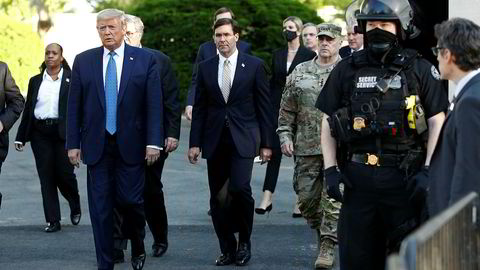 President Donald og forsvarsminister Mark Esper på vei til den omstridte fotoseansen ved St. John's-kirken i Washington.