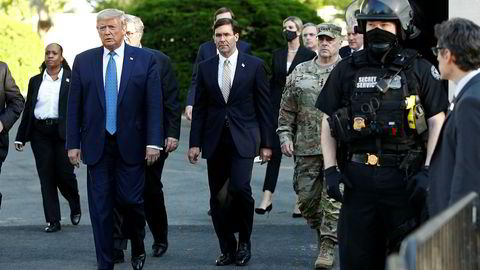 President Donald og forsvarsminister Mark Esper på vei til den omstridte fotoseansen ved St. John's-kirken i Washington.