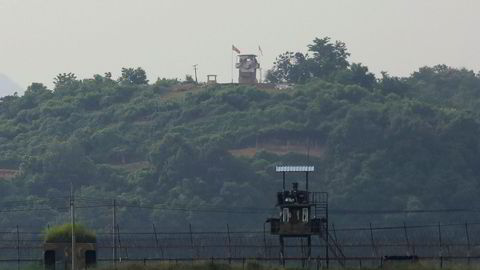 Nordkoreansk utkikkspost i bakgrunnen og sørkoreansk utkikkspost i forgrunnen. Kim Jong-un har besluttet å utsette planlagte militære handlinger mot Sør-Korea, ifølge KCNA.