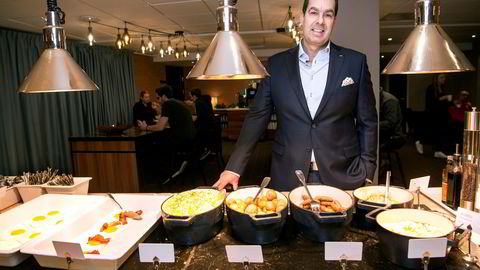 Morten Malting, direktør for mat og drikke i Scandic hotels, veier og sjekker tallerkenene som står igjen etter frokostgjestene for å kaste mindre mat.