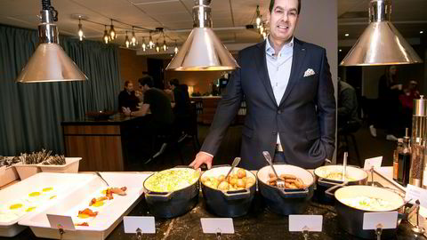 Morten Malting, direktør for mat og drikke i Scandic hotels, veier og sjekker tallerkenene som står igjen etter frokostgjestene for å kaste mindre mat.