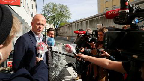 Tom Hagens forsvarer, advokat Svein Holden, har utlovet dusør.