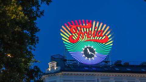 Freia-uret på Karl Johan skal lyse i regnbuefargene.
