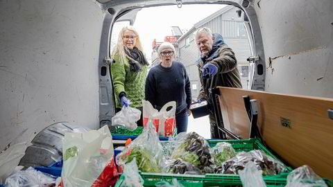Matutdeling kan bli rammet av utbyttestopp. Bymisjonsprest Birgit Lockertsen, barne- og familiearbeider Astrid Mikalsen og gruppeleder Stein Erik Nilsen pakker mat som skal kjøres til de som trenger det. De frykter for videre drift om donasjonene tørker inn.