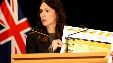 New Zealands statsminister Jacinda Ardern innførte onsdag unntakstilstand etter at antallet koronasmittede i landet passerte 205 bekreftede tilfeller. Allerede mandag varslet statslederen en full lukking av samfunnet, noe som ble gjentatt etter nye smittetall onsdag