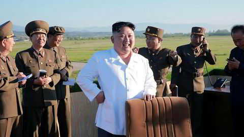 Den nordkoreanske lederen Kim Jong-un overser landets våpenprogram. Nord-Korea har foretatt en ny prøveoppskyting natt til mandag og utvikler egne rakettskjold for å forsvare seg mot amerikanske angrep.
