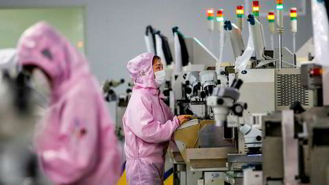 Kinesiske fabrikker forsøker å komme i gang med produksjonen. Det kan bli store forsinkelser i produksjonen. Ansatte er redde for å reise på jobb. Her fra en databrikkefabrikk i Jiangsu-provinsen, hvor arbeidere forsøker å unngå smitte.